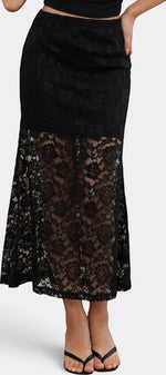 Jupe longue sirène en dentelle transparente noire de la marque Mahaute, détail élégant et féminin.