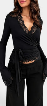 Top cache-cœur en dentelle florale Mahaute, manches évasées et lien à nouer, en noir, pour un look élégant et féminin.