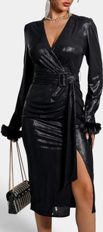 Robe courte Mahaute Violante en cuir effet métallisé noir avec col montant et manches longues, zippée à l'avant.