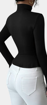 Top péplum noir Mahaute avec col roulé, fronces et boutons bijoux, vêtement tendance pour un style élégant.