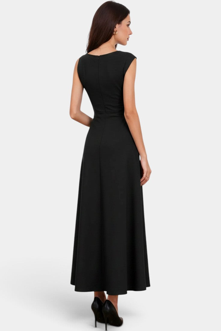 Robe longue noire Mahaute Eudocia avec col bénitier, taille ceinturée et style drapé, sans manches, élégante et sophistiquée.