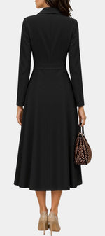 Robe mi-longue noire Mahaute style tailleur à double boutonnage et taille cintrée, portée sur mannequin.