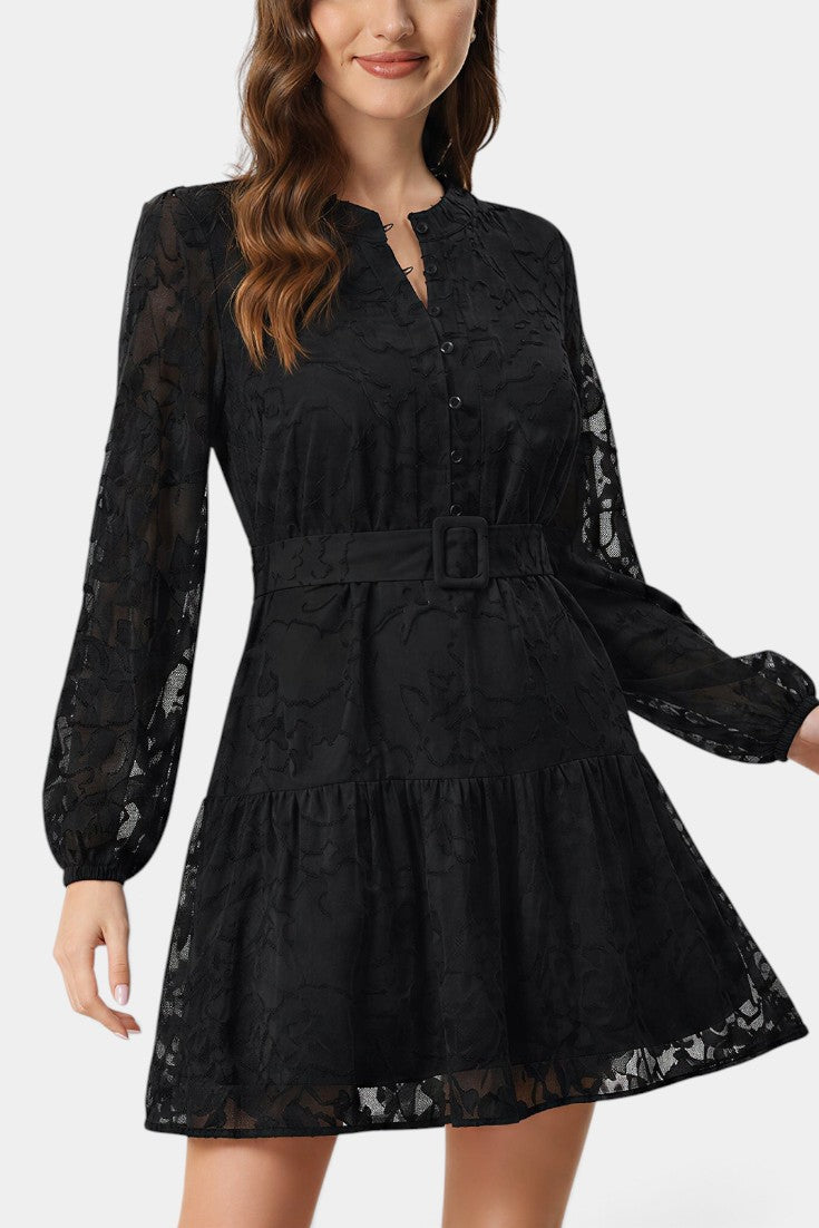 Robe courte noire Mahaute à motif floral texturé, ceinture et manches transparentes, style élégant et féminin.