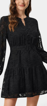 Robe courte noire Mahaute à motif floral texturé, ceinture et manches transparentes, style élégant et féminin.