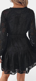 Robe courte Mahaute noire à motif floral texturé, ceinture et manches transparentes, élégante et moderne.