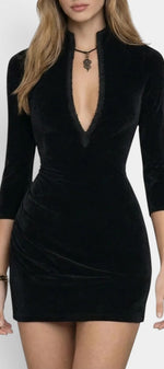 Robe courte en velours noir Mahaute avec décolleté plongeant, élégante et ajustée, idéale pour une tenue sophistiquée.