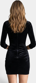 Robe courte en velours noir Mahaute avec décolleté plongeant, vue arrière, style élégant et sophistiqué.