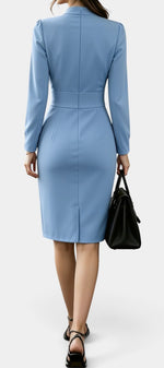 Robe mi-longue Mahaute style blazer à col croisé et ceinture, en tissu bleu élégant, idéale pour une tenue sophistiquée.
