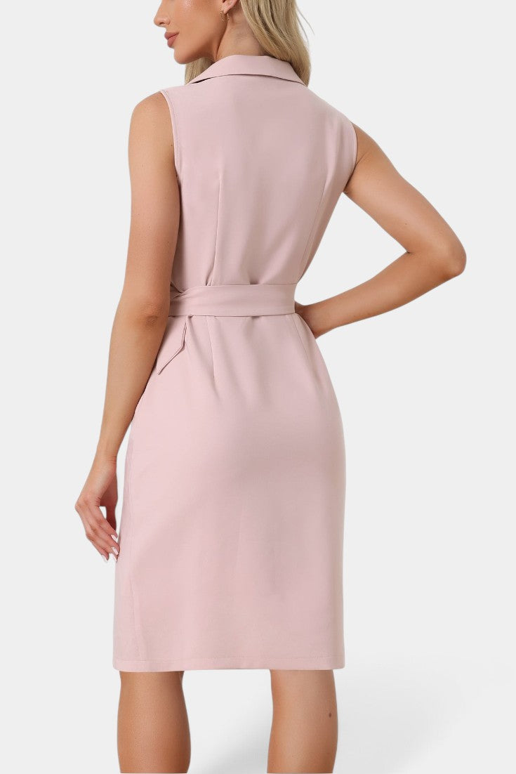 Robe mi-longue sans manches Mahaute de style blazer et taille ceinturée, couleur rose blush, élégante et moderne.