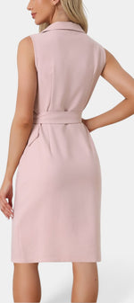 Robe mi-longue sans manches Mahaute de style blazer et taille ceinturée, couleur rose blush, élégante et moderne.
