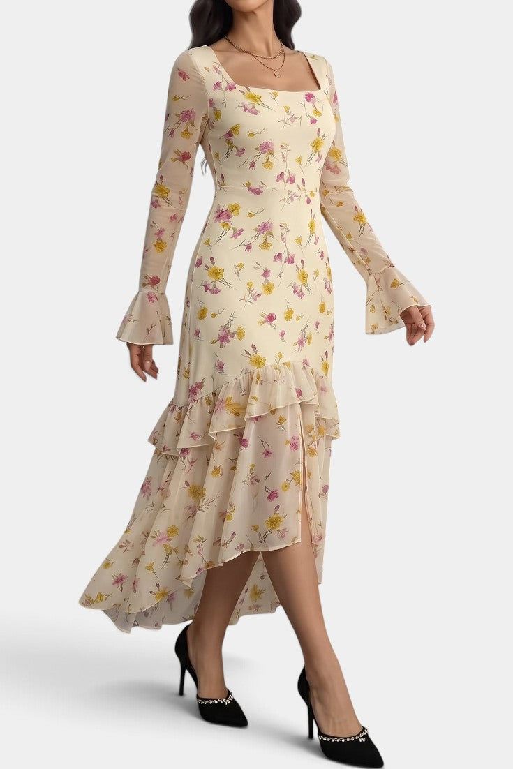 Robe longue Mahaute Brianda asymétrique à imprimé floral, encolure carrée et volants, portée élégante et féminine.