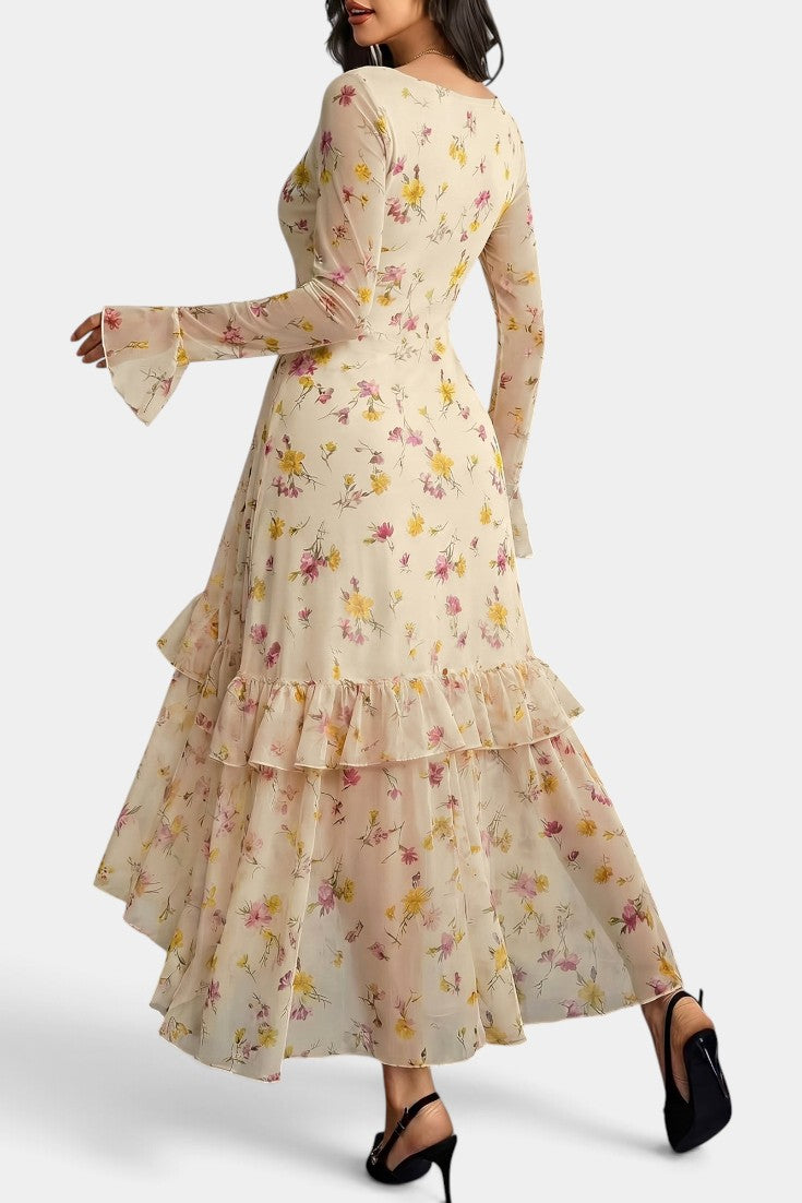 Robe longue Mahaute Brianda à imprimé floral, coupe asymétrique, encolure carrée et détails de volants, vue de face.