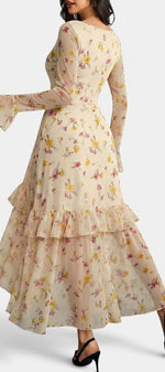 Robe longue Mahaute Brianda à imprimé floral, coupe asymétrique, encolure carrée et détails de volants, vue de face.