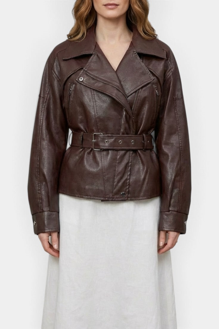 Veste courte en faux cuir marron Mahaute avec ceinture, col tailleur et effet cuir, idéale pour un style élégant et moderne.