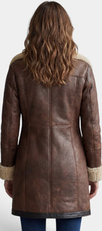 Manteau mi-long en faux cuir marron Mahaute, vue arrière, avec col fourré et fermeture zippée, style élégant et tendance.