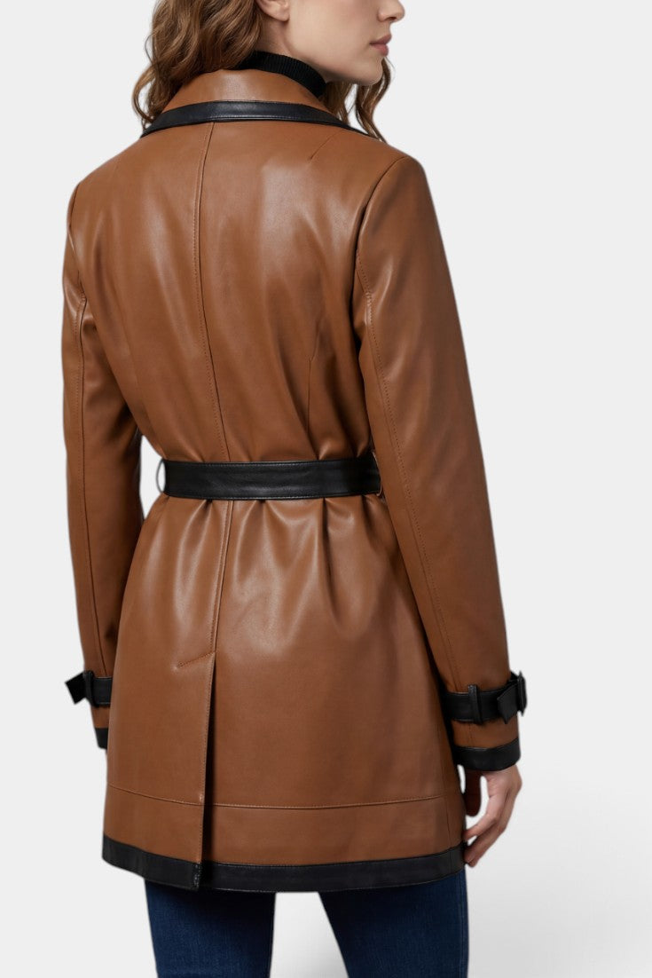 Manteau trench court en faux cuir marron Mahaute, avec ceinture et finitions contrastées, mode élégante et tendance.