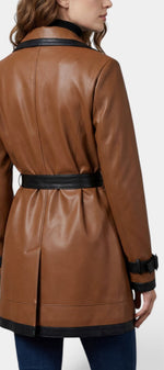 Manteau trench court en faux cuir marron Mahaute, avec ceinture et finitions contrastées, mode élégante et tendance.