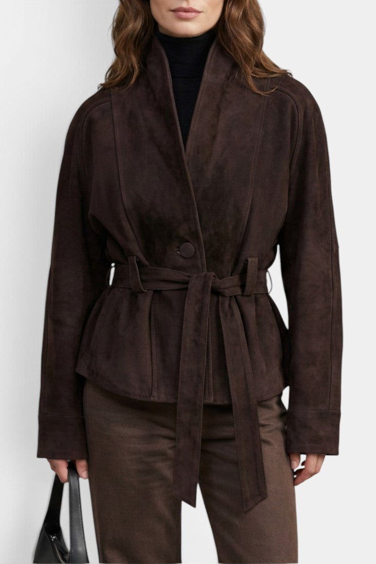 Veste courte en daim synthétique marron Mahaute Cavelline avec ceinture et col châle, style élégant et tendance.