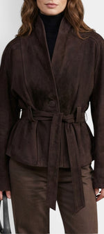 Veste courte en daim synthétique marron Mahaute Cavelline avec ceinture et col châle, style élégant et tendance.