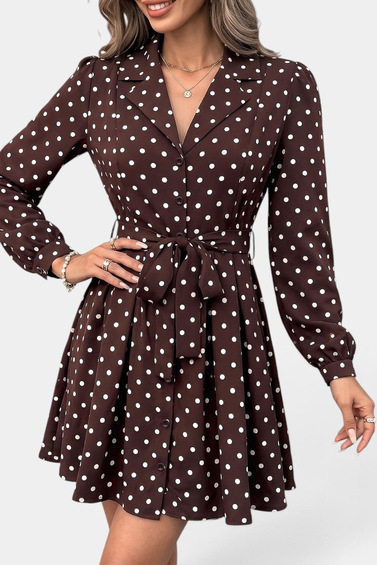 Robe courte à pois marron Mahaute Ysabel avec ceinture à nouer et manches longues, style chemisier élégant.