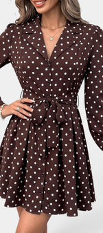 Robe courte à pois marron Mahaute Ysabel avec ceinture à nouer et manches longues, style chemisier élégant.