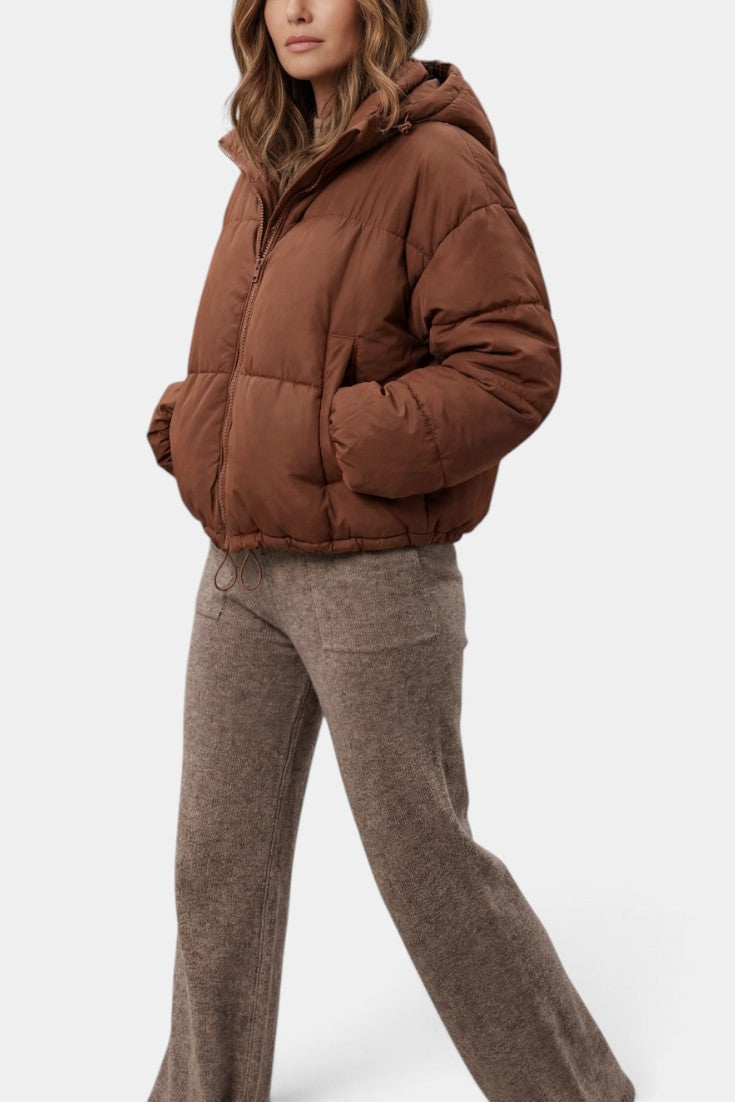 Doudoune courte matelassée Mahaute marron avec col montant et cordon de serrage, isolante et élégante pour l'hiver.