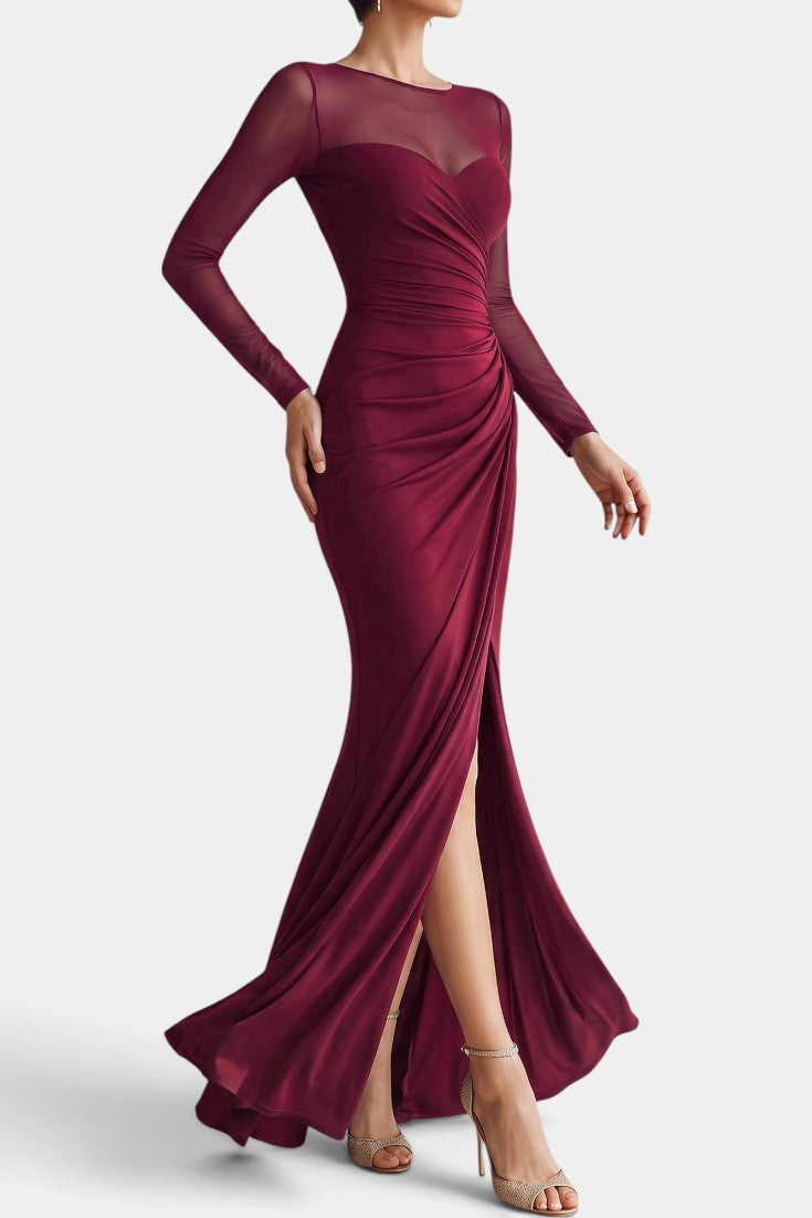 Robe longue Mahaute Apolonia en tissu drapé bordeaux avec décolleté cœur, manches transparentes et fente élégante.