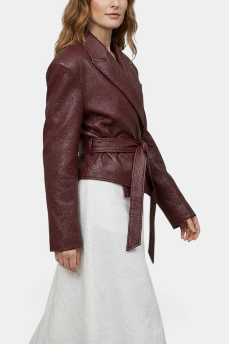 Veste courte en faux cuir bourgogne Mahaute avec ceinture et col tailleur, style blazer élégant et tendance.