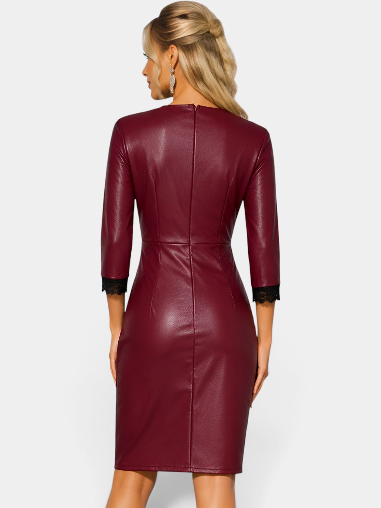 Robe courte ajustée en faux cuir bourgogne avec décolleté en V et détails en dentelle, vue de dos, de la marque Mahaute.