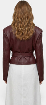 Veste courte en faux cuir bordeaux Mahaute avec ceinture et col tailleur, vue de dos, style élégant et moderne.