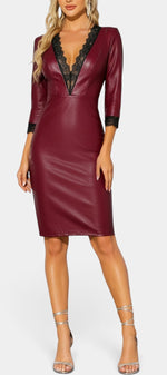 Robe courte ajustée en faux cuir bordeaux avec décolleté en V et détails en dentelle, par Mahaute.