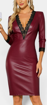 Robe courte ajustée en faux cuir avec dentelle, décolleté en V, de la marque Mahaute, couleur bourgogne.