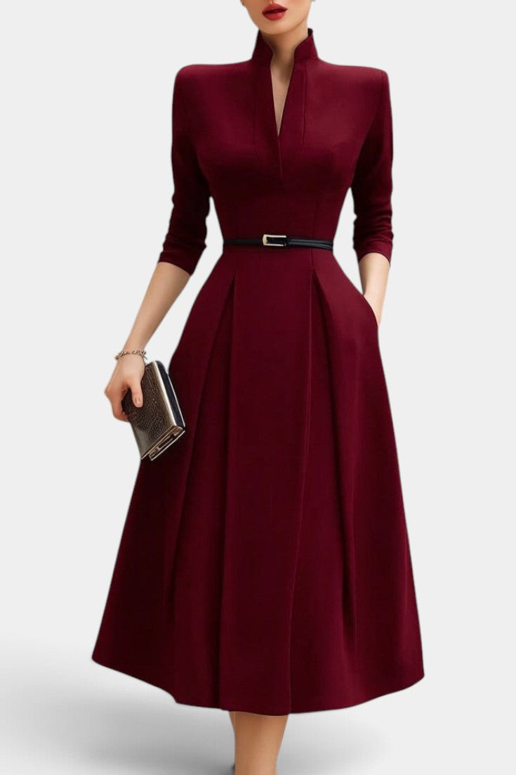 Robe mi-longue Mahaute bordeaux évasée avec col mandarin et ceinture à la taille, style élégant et féminin.
