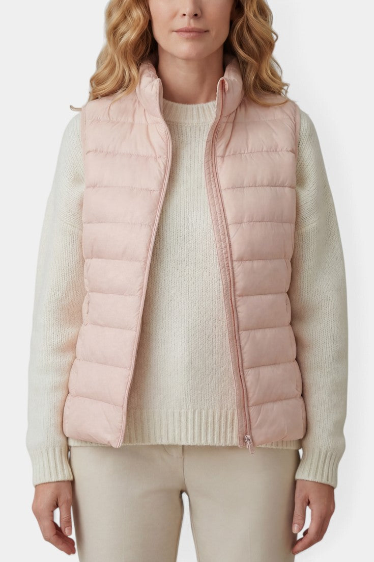 Gilet matelassé rose Mahaute Caeloria avec col montant et fermeture zippée, style chaud et élégant pour l'hiver.