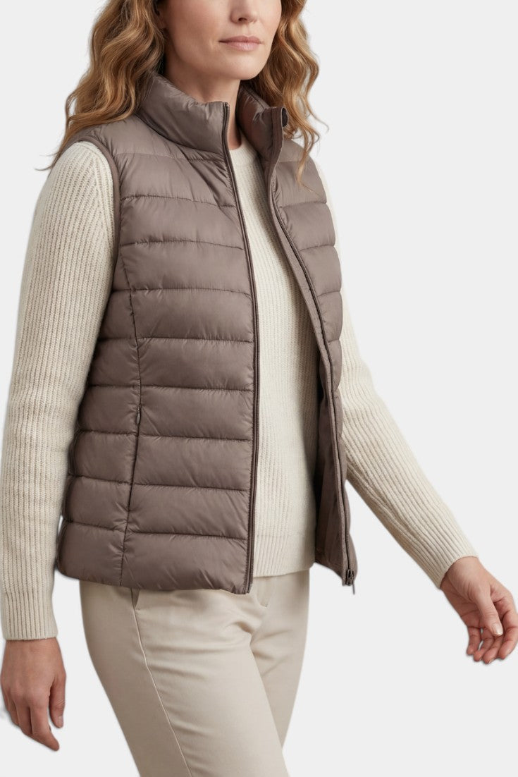 Gilet matelassé taupe Mahaute Caeloria avec col montant et fermeture éclair, vue de face.