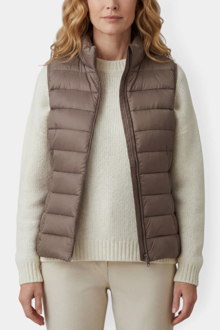 Gilet matelassé taupe Mahaute Caeloria avec col montant et fermeture zippée, doublure douce et style élégant.