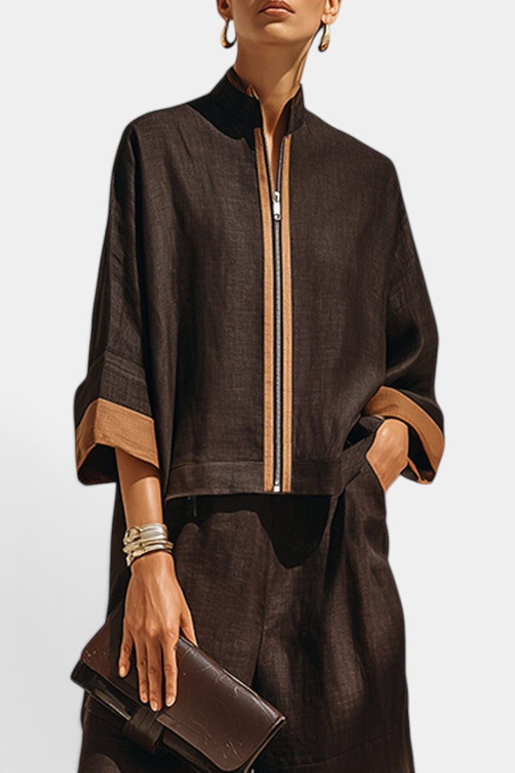 Ensemble Candelaria Mahaute avec veste zippée et pantalon large 7/8 contrasté en tissu marron.