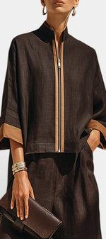 Ensemble Candelaria Mahaute avec veste zippée et pantalon large 7/8 contrasté en tissu marron.