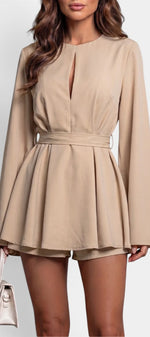 Combishort fluide beige Carlota de Mahaute avec manches cape et dos nu noué, parfait pour une tenue élégante et légère.