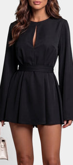 Combinaison fluide noire Carlota de Mahaute avec manches cape et dos nu noué, vêtement élégant et confortable.