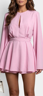 Combinaison fluide rose Carlota de Mahaute avec manches cape, dos nu et ceinture nouée, idéale pour un style élégant.