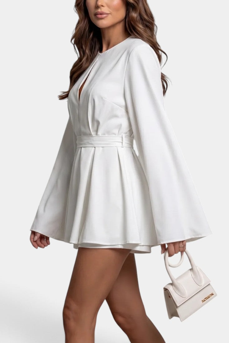 Combishort fluide blanche Mahaute Carlota avec manches cape, dos nu noué, style élégance et confort pour l'été.