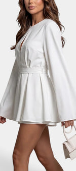 Combishort fluide blanche Mahaute Carlota avec manches cape, dos nu noué, style élégance et confort pour l'été.