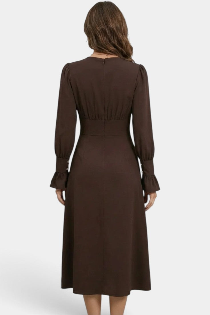 Robe mi-longue Mahaute chocolat avec décolleté en V, taille haute et boutons vue dos, élégante et fluide.