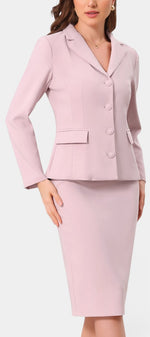 Ensemble blazer cintré et jupe crayon mi-longue Mahaute Clervie en tissu rose, look élégant et tendance.