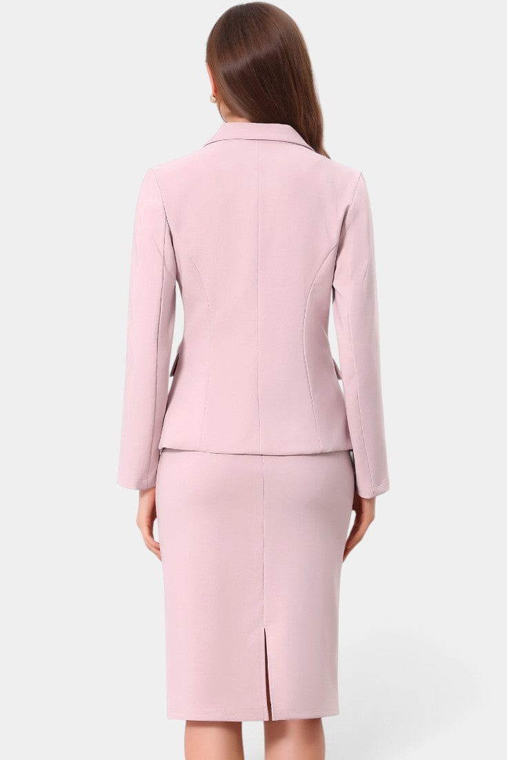 Ensemble tailleur Clervie Mahaute, blazer cintré rose et jupe crayon mi-longue, pour un look élégant et sophistiqué.