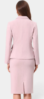 Ensemble tailleur Clervie Mahaute, blazer cintré rose et jupe crayon mi-longue, pour un look élégant et sophistiqué.