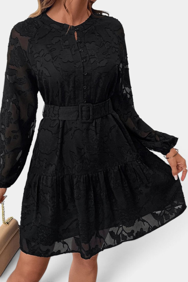 Robe courte Mahaute Colaria noire avec motif floral texturé, ceinture et manches transparentes, élégante et moderne.