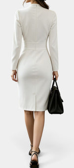 Robe mi-longue Mahaute style blazer à col croisé et taille ceinturée, couleur crème, vue de face.