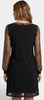 Robe courte noire Mahaute Crisanta avec décolleté en V, manches transparentes à sequins, élégante et brillante.